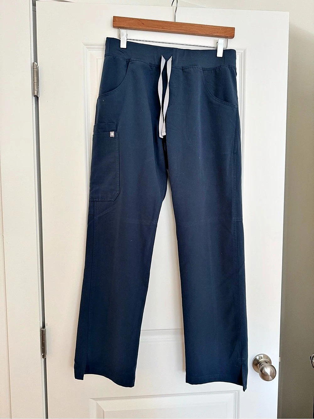 FIGS Woman’s Kade Cargo Scrub Pant Dark Navy size medium. Excellent condition